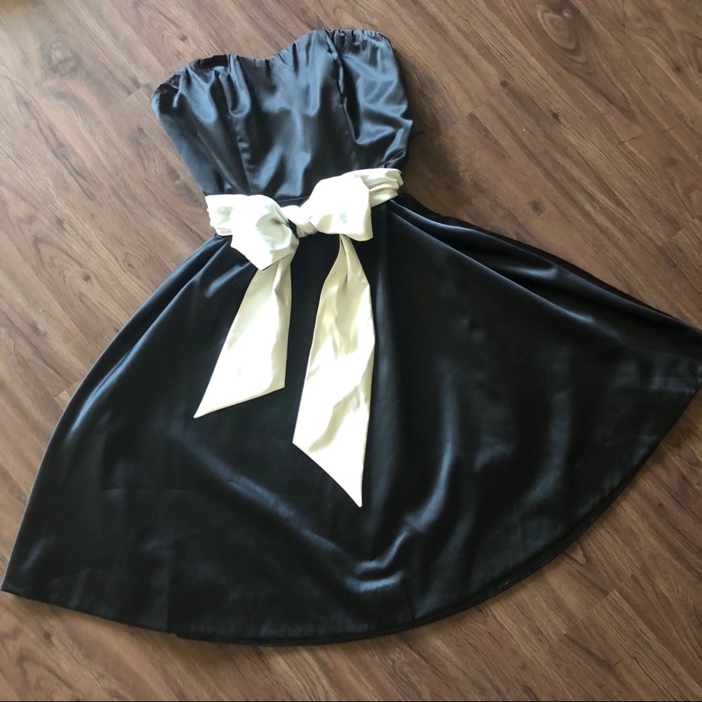 NWT Strapless Black Formal Dress Reversible Black White Sash THE LIMITED Size 8